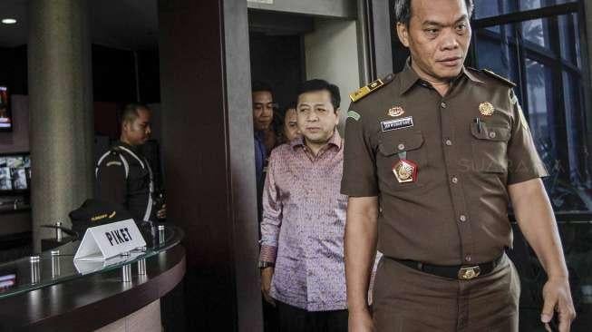 Mantan Ketua DPR RI, Setya Novanto, usai menjalani pemeriksaan untuk pertama kalinya di Kejaksaan Agung RI, Kamis (4/2/2016). [Suara.com/Kurniawan Mas'ud]