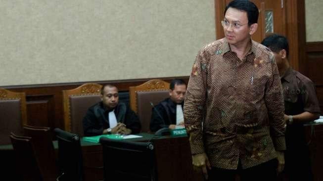 Gubernur DKI Jakarta, Basuki Tjahaja Purnama (Ahok), memberikan kesaksian dalam sidang kasus korupsi pengadaan uninterruptible power supply (UPS), di Pengadilan Tipikor, Jakarta, Kamis (4/2/2016). [Suara.com/Oke Atmaja]