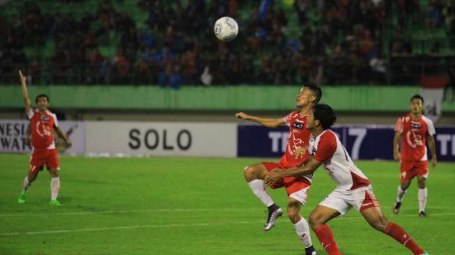 Pemain tim Garuda Merah Dendi Santoso (kedua kiri) berebut bola dengan pemain tim Garuda Putih Zainal Haq (kedua kanan) pada pertandingan untuk amal di Stadion Manahan, Solo, Jawa Tengah, Kamis (4/2).