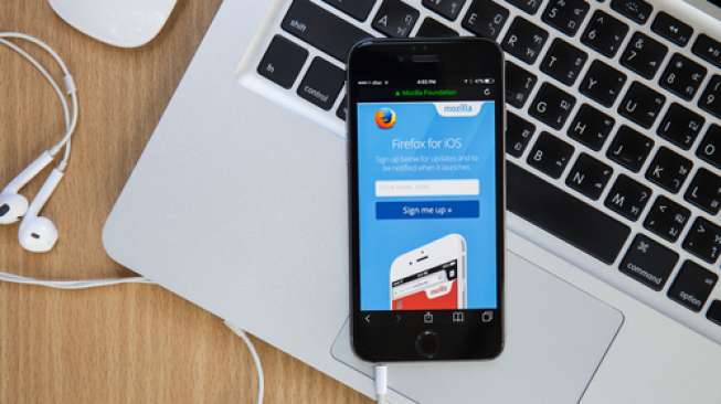 Aplikasi perambah Firefox pada iPhone (Shutterstock).