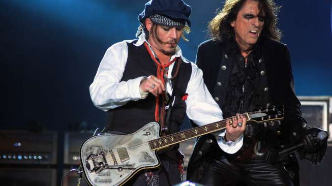 Singer Johnny Depp , Hollywood Vampires. group show during the Rock in Rio in Rio de Janeiro.