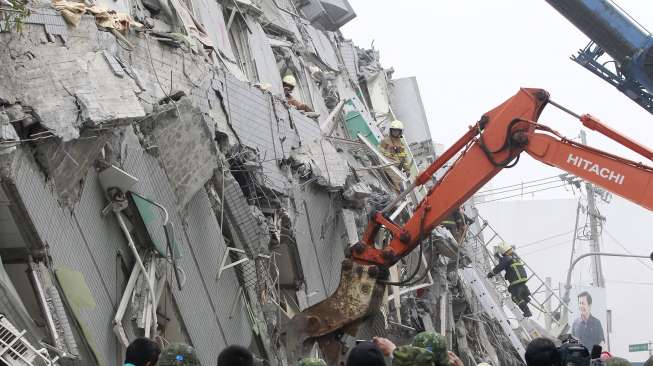 Gempa 6,7 SR di Taiwan rubuhkan gedung dan telan korban jiwa . [Reuter/Pichi Chuang & Patrick Lin]