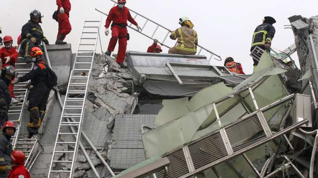 Gempa 6,7 SR di Taiwan rubuhkan gedung dan telan korban jiwa . [Reuter/Pichi Chuang & Patrick Lin]