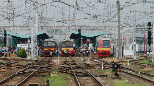 Tarif kereta diturunkan. [suara.com/ Oke Atmaja]