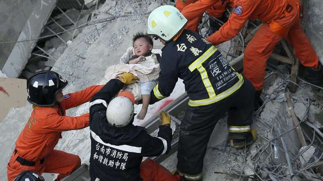 Foto-foto dramatis ini memperlihatkan kerusakan parah yang diakibatkan oleh gempa berkekuatan 6,4 Skala Richter di Kota Tainan, Taiwan, Sabtu (6/2/2016). [Reuters]