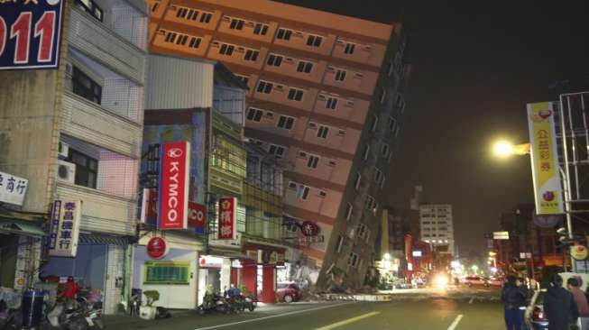 Foto-foto dramatis ini memperlihatkan kerusakan parah yang diakibatkan oleh gempa berkekuatan 6,4 Skala Richter di Kota Tainan, Taiwan, Sabtu (6/2/2016). [Reuters]