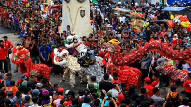 Perayaan barongsai sambut Tahun Baru Imlek di Kawasan Pasar Gede, Solo, Jawa Tengah [Antara/Maulana Surya]