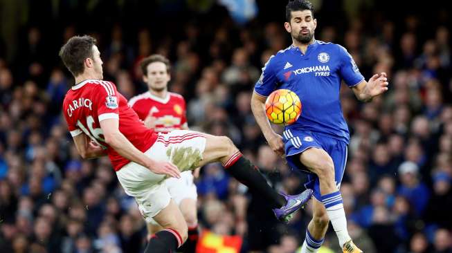 Striker Chelsea Diego Costa mencoba menghadang bola pemain Manchester United Michael Carrick. Reuters / Stefan Wermuth Livepic