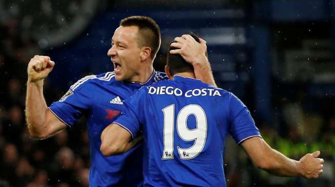 Striker Chelsea Diego Costa merayakan golnya ke gawang MU dengan John Terry. Reuters/ John Sibley Livepic