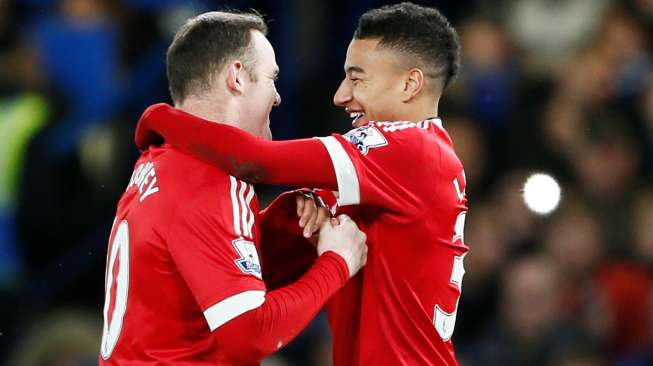 Pemain Manchester United Jesse Lingard merayakan golnya ke gawang Chelsea dengan Wayne Rooney. Reuters / John Sibley Livepic