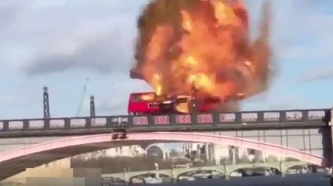 Disangka Teror, Ledakan Bus di Kota London Buat Warga Terkejut