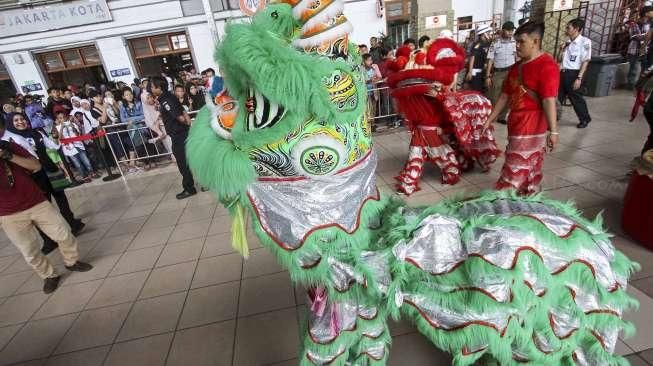 Barongsai Hibur Penumpang Commuterline