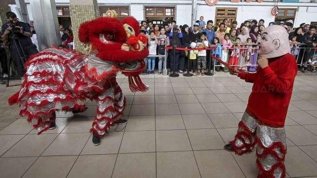 Barongsai Hibur Penumpang Commuterline