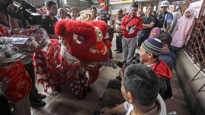 Barongsai Hibur Penumpang Commuterline