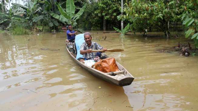 Banjir disebabkan luapan sungai Tanah Jambo Aye akibat tingginya curah hujan.