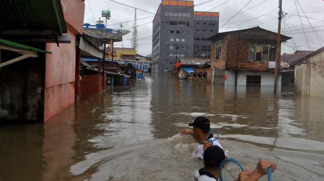 Sisi Lain Bencana Banjir: Warga Panen Ikan Hanyut dari Tambak