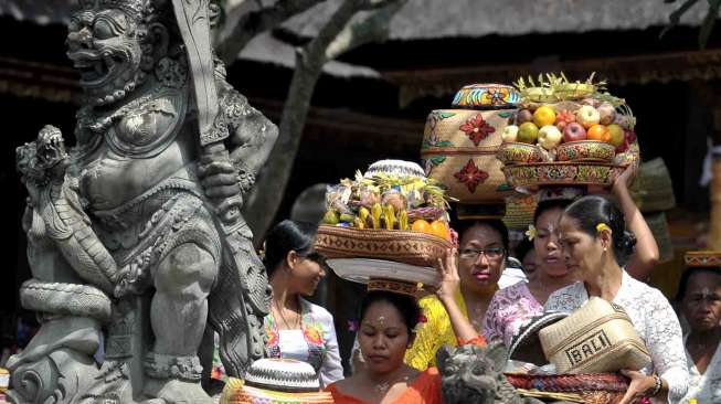 Sejumlah Umat Hindu saat persembahyangan Hari Raya Galungan di Ubud, Bali, Rabu (10/2).