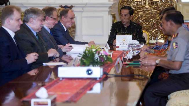 Presiden Joko Widodo menerima kunjungan kehormatan Sekretaris Dewan Keamanan Rusia Nikolay P. Petrushev beserta delegasi di Istana Merdeka, Jakarta, Rabu (10/2).