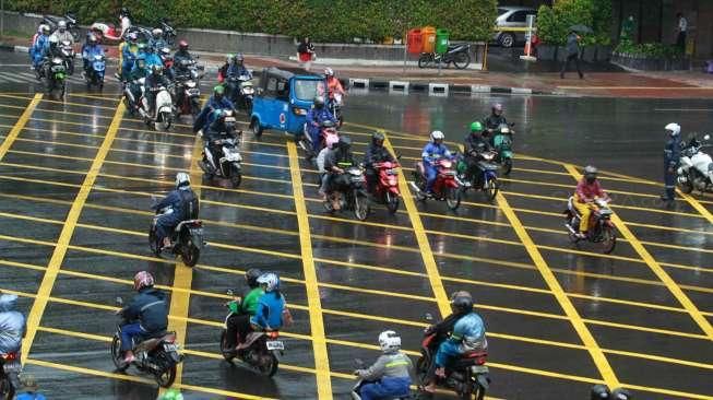 Yellow box junction di kawasan MH Thamrin, Jakarta, Kamis (11/2).