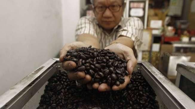 Pedagang biji kopi asal Lampung di kawasan Menteng, Jakarta, Kamis (11/2). (Dok. Suara.com)