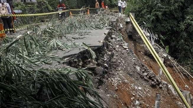 Longsor Tutup Jalan Menuju Wisata Geopark Ciletuh