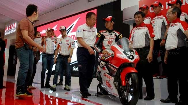 PT Astra Honda Motor memperkenalkan dua pembalap binaannya, Dimas Ekky Pratama dan Andi Gilang Faridz Izdihar, di Siruit Sentul, Jawa Barat, Minggu (14/2/2016). [Suara.com/Oke Atmaja]