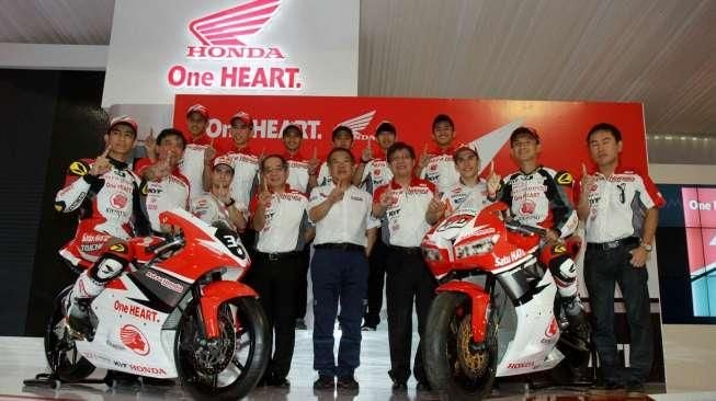 PT Astra Honda Motor memperkenalkan dua pembalap binaannya, Dimas Ekky Pratama dan Andi Gilang Faridz Izdihar, di Siruit Sentul, Jawa Barat, Minggu (14/2/2016). [Suara.com/Oke Atmaja]