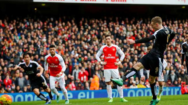 Pemain Leicester City Jamie Vardy mencetak gol dari titik penalti. Reuters / Darren Staples Livepic