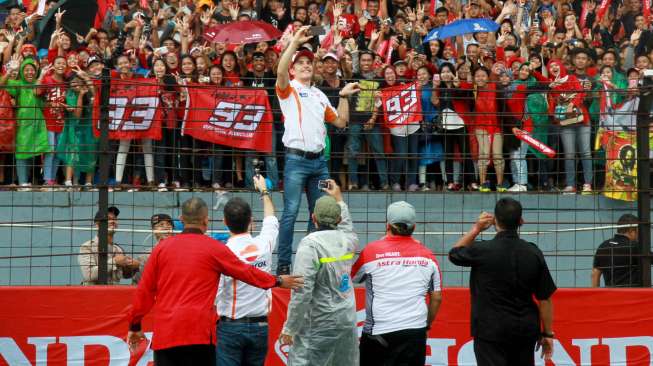 Marquez Pamer Selfie Bersama Ribuan Fans Indonesia di Twitter