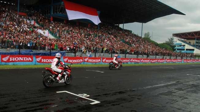 Pembalap MotoGP Marc Marquez dan Dani Pedrosa mencoba All New Honda CBR150R saat peluncuran di Sirkuit Sentul, Bogor, Jawa Barat, Minggu (14/2/2016). [Suara.com/Oke Atmaja]