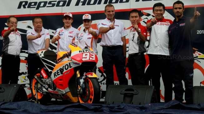 Pembalap MotoGP dari tim Repsol Honda, Marc Marquez dan Dani Pedrosa, menyapa penggemarnya saat peluncuran motor tim Repsol Honda MotoGP 2016 di Sirkuit Sentul, Bogor, Jawa Barat, Minggu (14/2/2016). [Suara.com/Oke Atmaja]