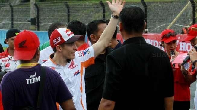 Pembalap MotoGP dari tim Repsol Honda, Marc Marquez dan Dani Pedrosa, menyapa penggemarnya saat peluncuran motor tim Repsol Honda MotoGP 2016 di Sirkuit Sentul, Bogor, Jawa Barat, Minggu (14/2/2016). [Suara.com/Oke Atmaja]