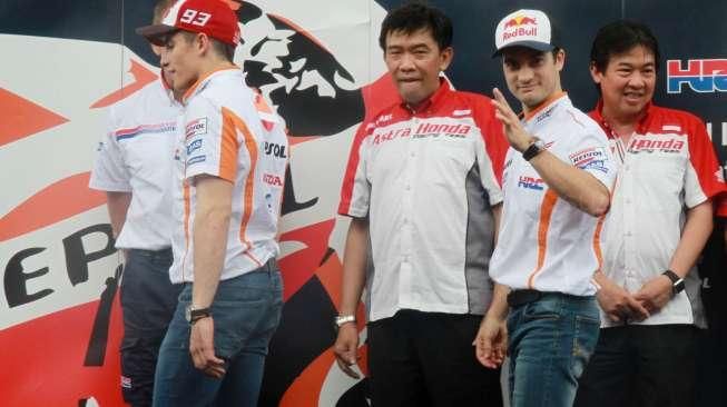 Pembalap MotoGP dari tim Repsol Honda, Marc Marquez dan Dani Pedrosa, menyapa penggemarnya saat peluncuran motor tim Repsol Honda MotoGP 2016 di Sirkuit Sentul, Bogor, Jawa Barat, Minggu (14/2/2016). [Suara.com/Oke Atmaja]