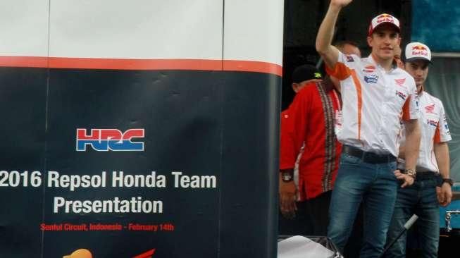 Pembalap MotoGP dari tim Repsol Honda, Marc Marquez dan Dani Pedrosa, menyapa penggemarnya saat peluncuran motor tim Repsol Honda MotoGP 2016 di Sirkuit Sentul, Bogor, Jawa Barat, Minggu (14/2/2016). [Suara.com/Oke Atmaja]