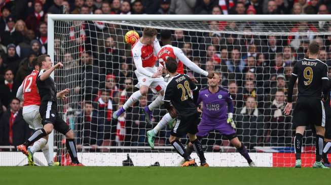 Pemain Arsenal Danny Welbeck mencetak gol kedua Arsenal. Reuters / Tony O'Brien Livepic