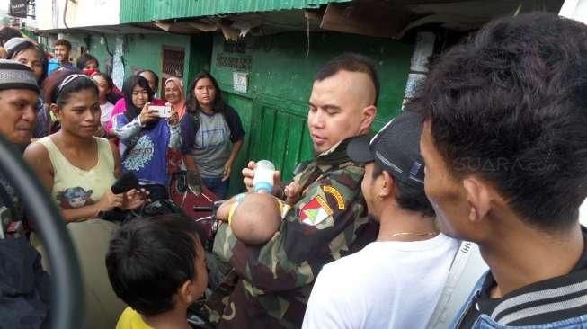 Ahmad Dhani Susui Bayi di Kalijodo