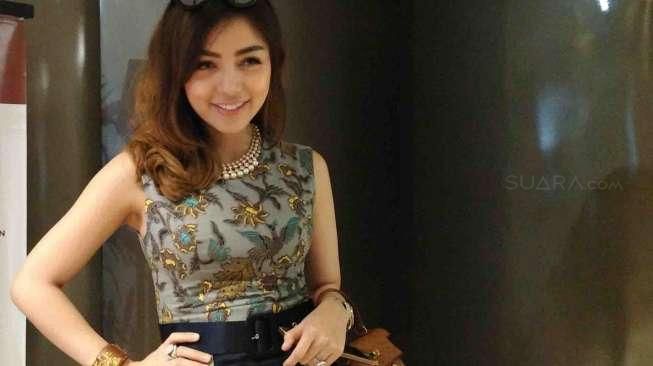 Adjie Pangestu Nikahi Brondong, Bella Sophie: Bukan Urusan Aku!