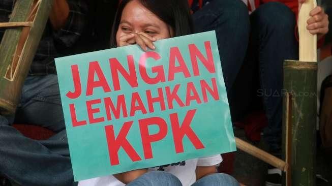 Mereka menolak pengesahan revisi undang-undang KPK.