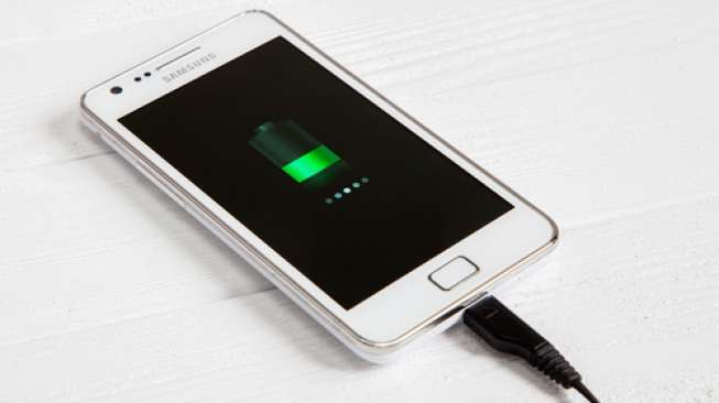 Ilustrasi mengisi ulang baterai ponsel pintar Samsung (Shutterstock).