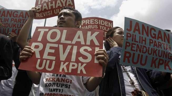 Mendesak DPR RI untuk membatalkan pembahasan Revisi Undang-undang KPK.