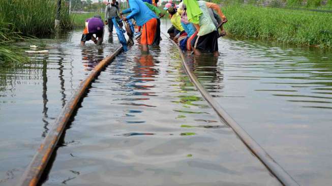 Banjir setinggi 20 sentimeter tersebut mengakibatkan terhentinya aktivitas transportasi kereta api.