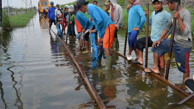 Rel Kereta Api Terendam