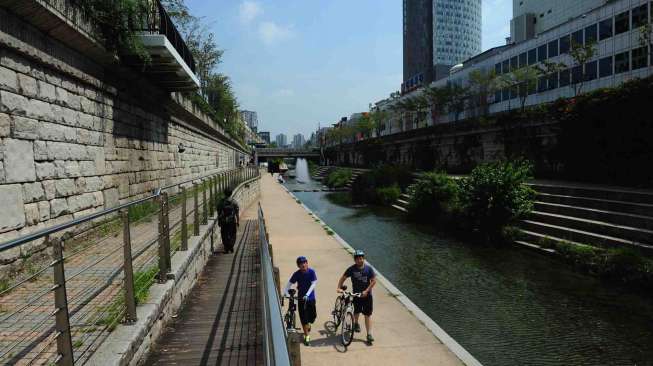 Bening Cheonggyecheon Membelah Seoul