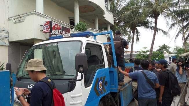 Polisi Sita Senjata Tajam & Kondom di Intan Kafe Milik Daeng Azis