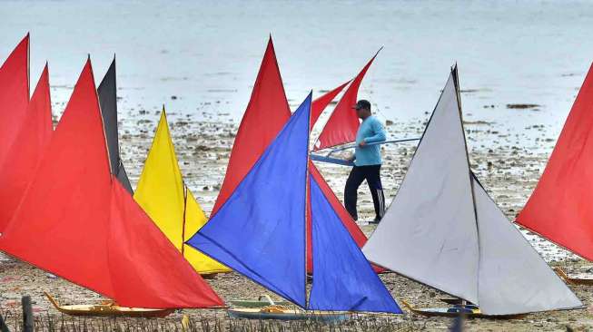 Lomba Perahu Jong adalah warisan budaya Melayu, yaitu lomba adu cepat perahu layar dengan panjang 100-150 cm.