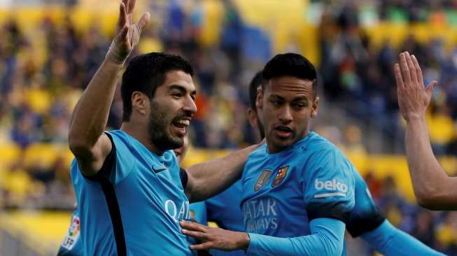 Pemain Barcelona Luis Suarez merayakan golnya dengan rekan setimnya, Neymar. Reuters/Juan Medina