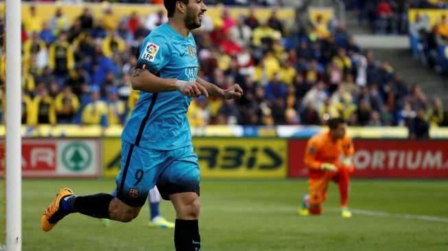 Pemain Barcelona Luis Suarez merayakan golnya ke gawang Las Palmas. Reuters/Juan Medina