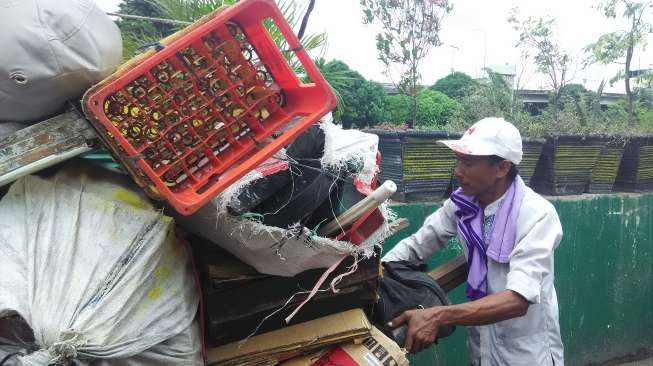 Satpol PP Tertibkan Lapak Rongsokan Liar di Aia Pacah