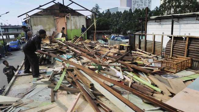 Warga Kalijodo Bongkar Bangunan Sendiri