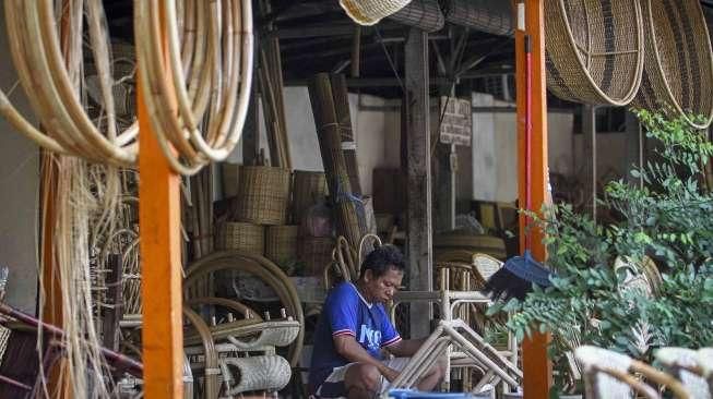 Bank Indonesia tengah meninjau realisasi pemenuhan aturan penyaluran kredit usaha mikro, kecil dan menengah (UMKM).  